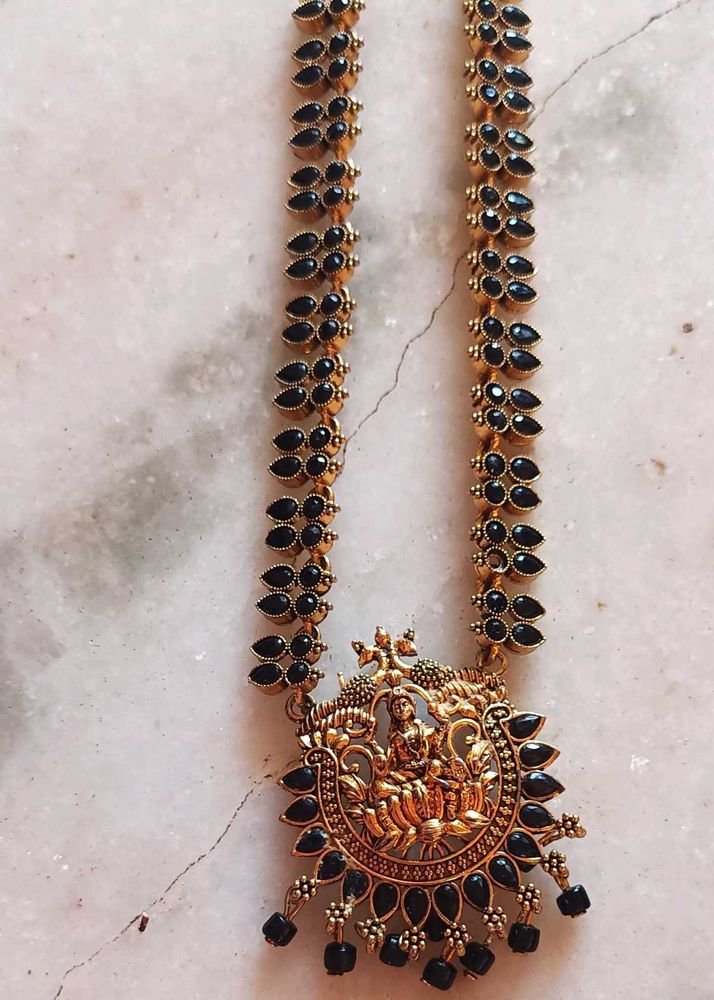 Black Stones Jewellery Set With Lakshmi Locket