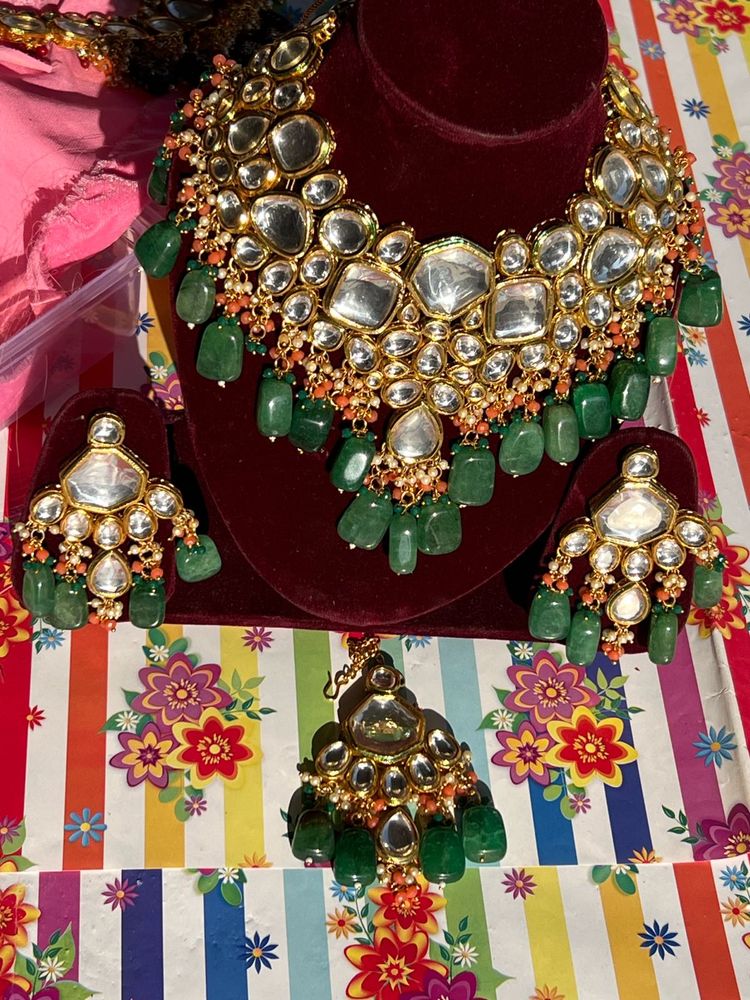 Emerald Kundan Jewelry Set