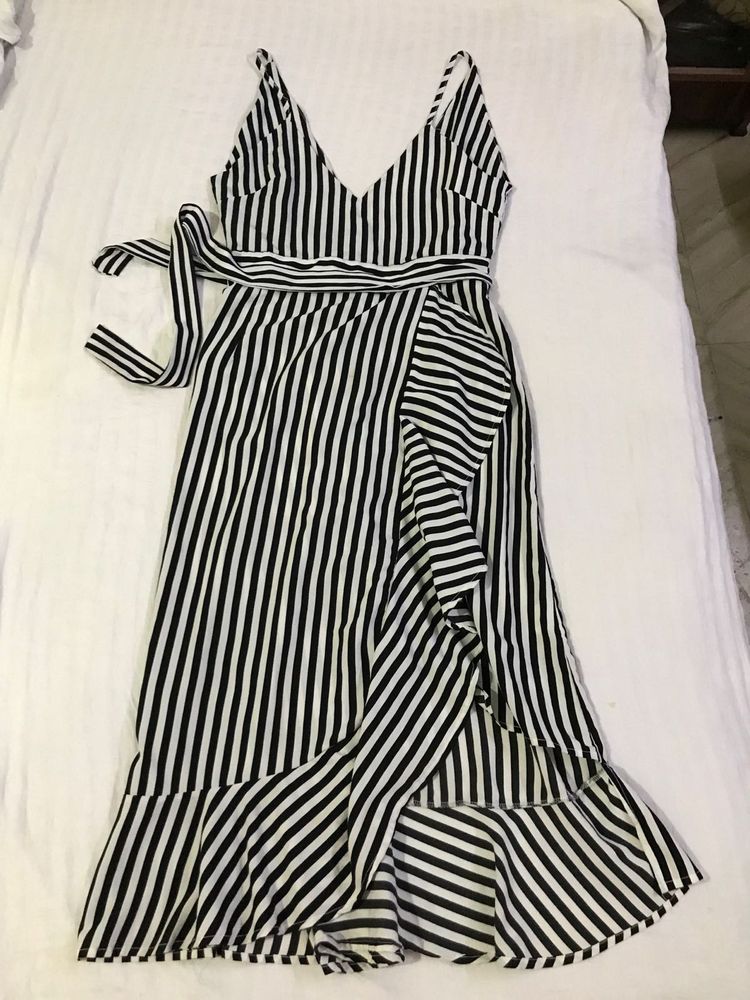 Black+white Striped flowy Dress Bust 34