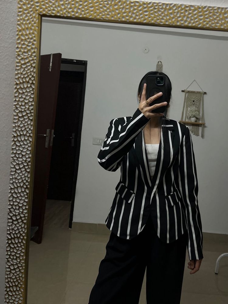 SUZY SHIER  White Stripe Petite Blazer
