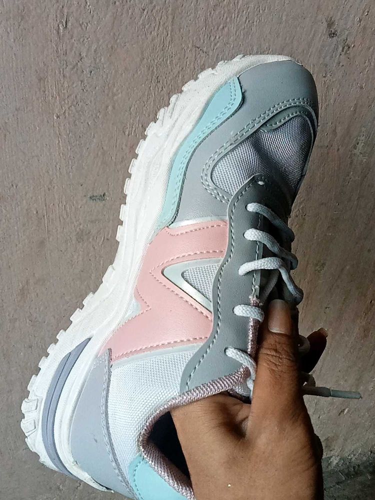 Stylish Women&#39;s Sneakers