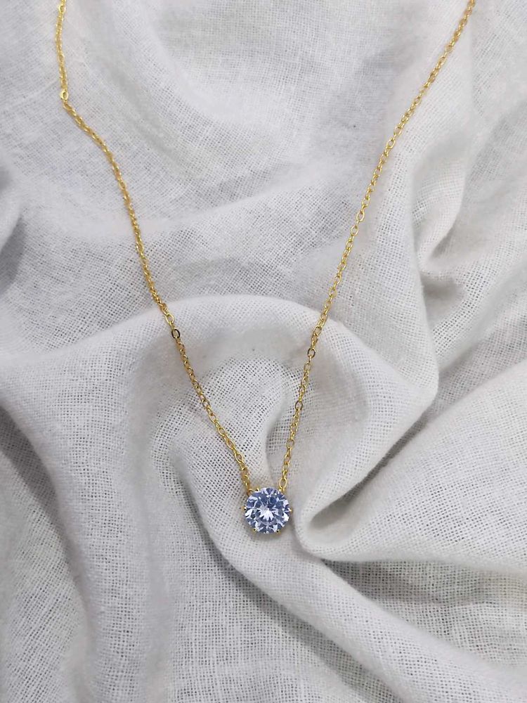Golden Elegant Solitaire Necklace