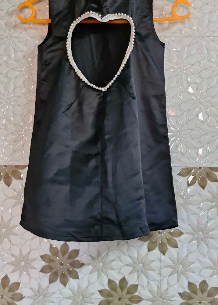 Sleeveless Dress With White Trim Around A Neckline