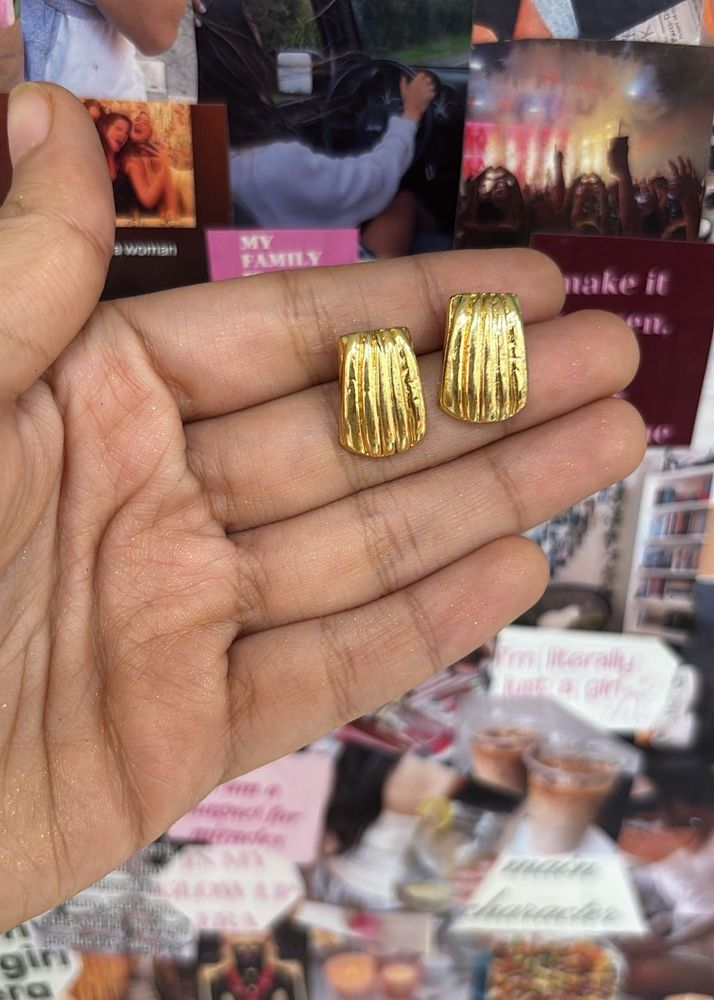 Chunky Gold Stud Earrings💗