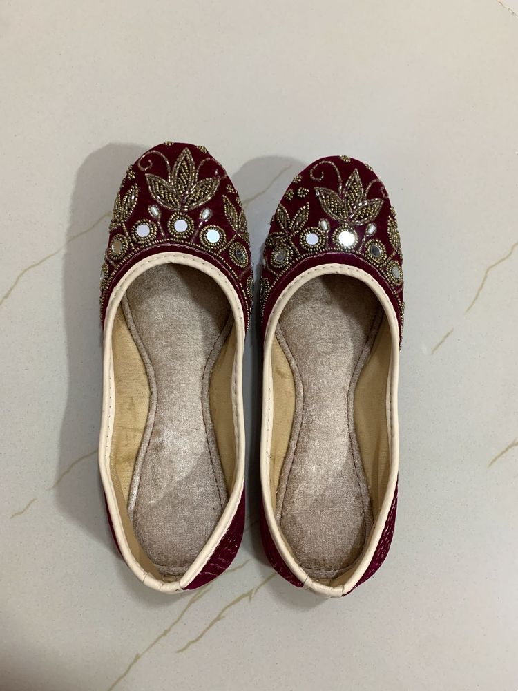 Velvet Styli Hand Embroidered Juttis