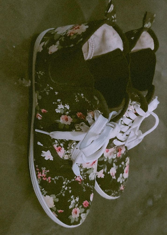 Black Flowered Casual Shoes