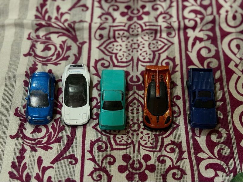 4 Hot wheels 1 toy car