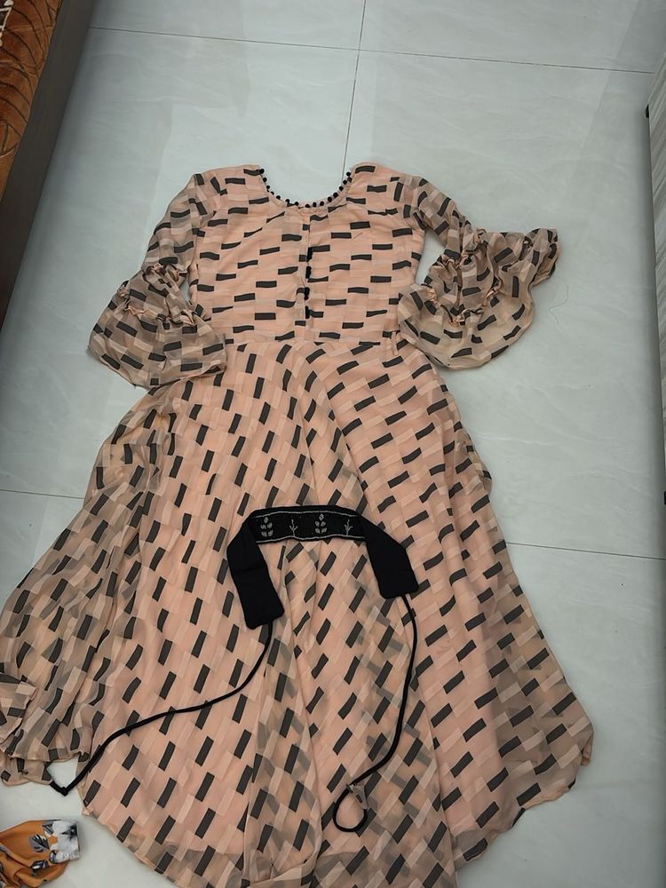 Chic Patterned Dress with Bell Sleeves