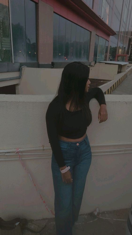 Black Croset T-shirt from Baesic