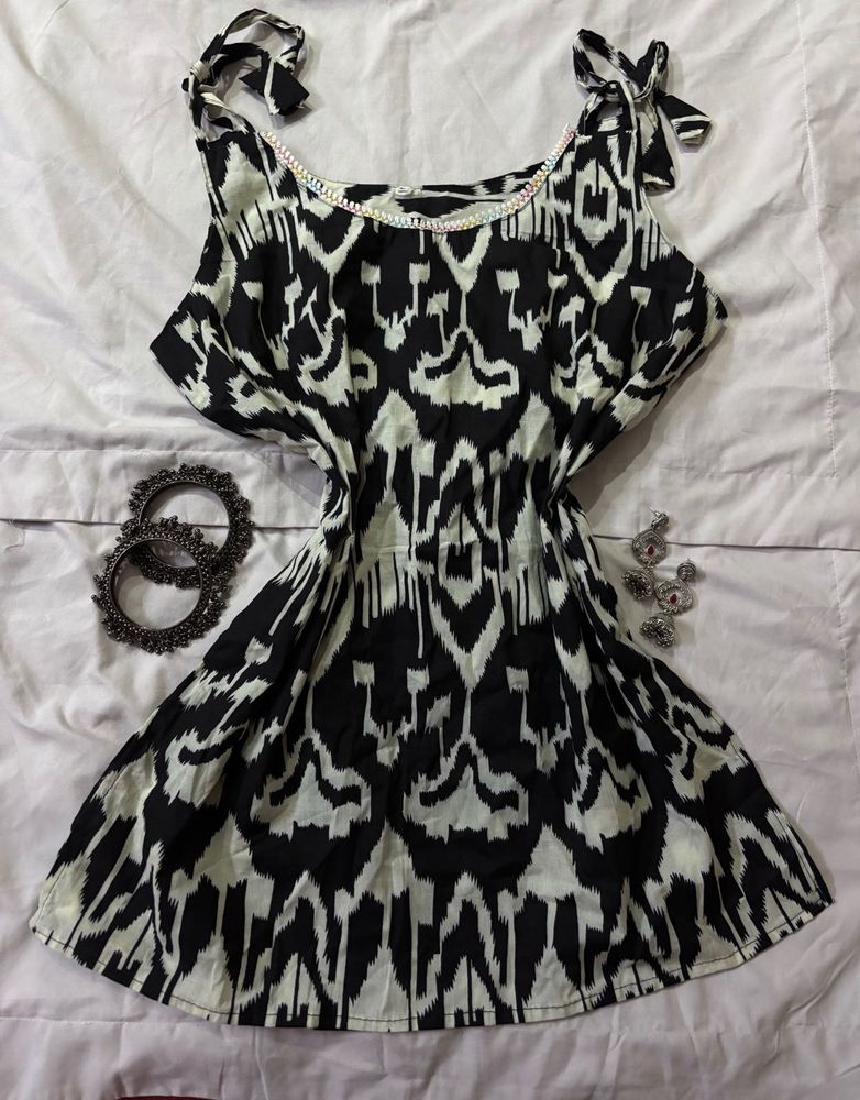 Abstract Print Tie-Strap Kurti.NEW WITHOUT TAG
