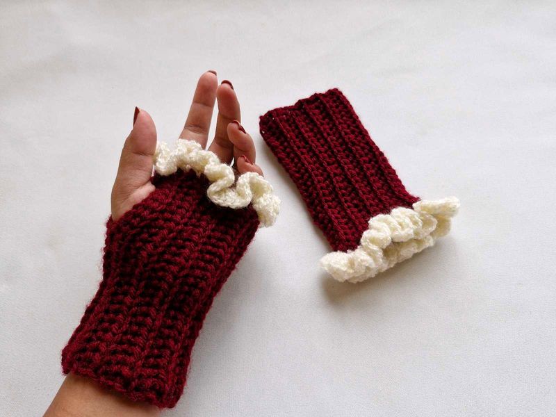 Crochet fingerless gloves with ruffles
