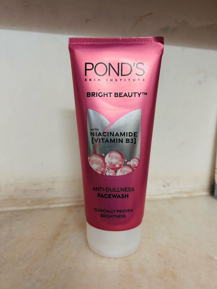 Pond&#39;s Bright Beauty Facewash