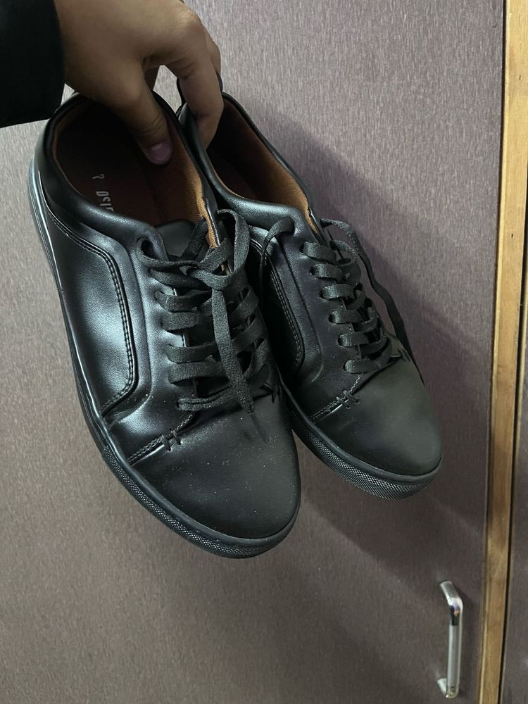 The Roadster Lifestyle Men Black Solid Sneakers