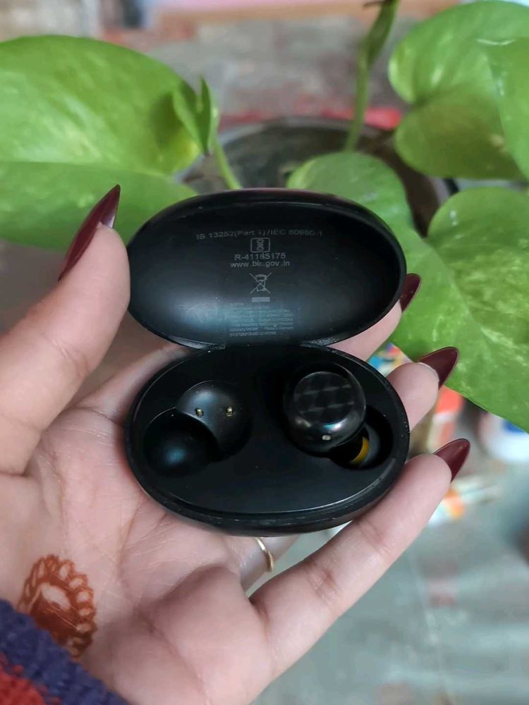 Realme Earbuds And Cream