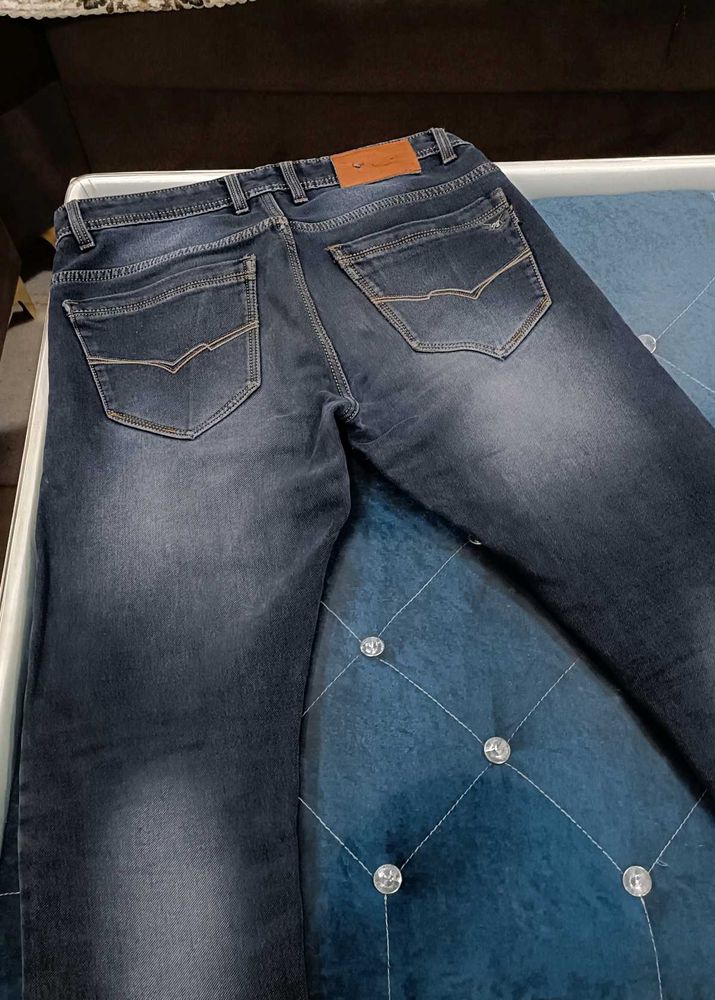 BUpgrade your style with versatile denim jeans
