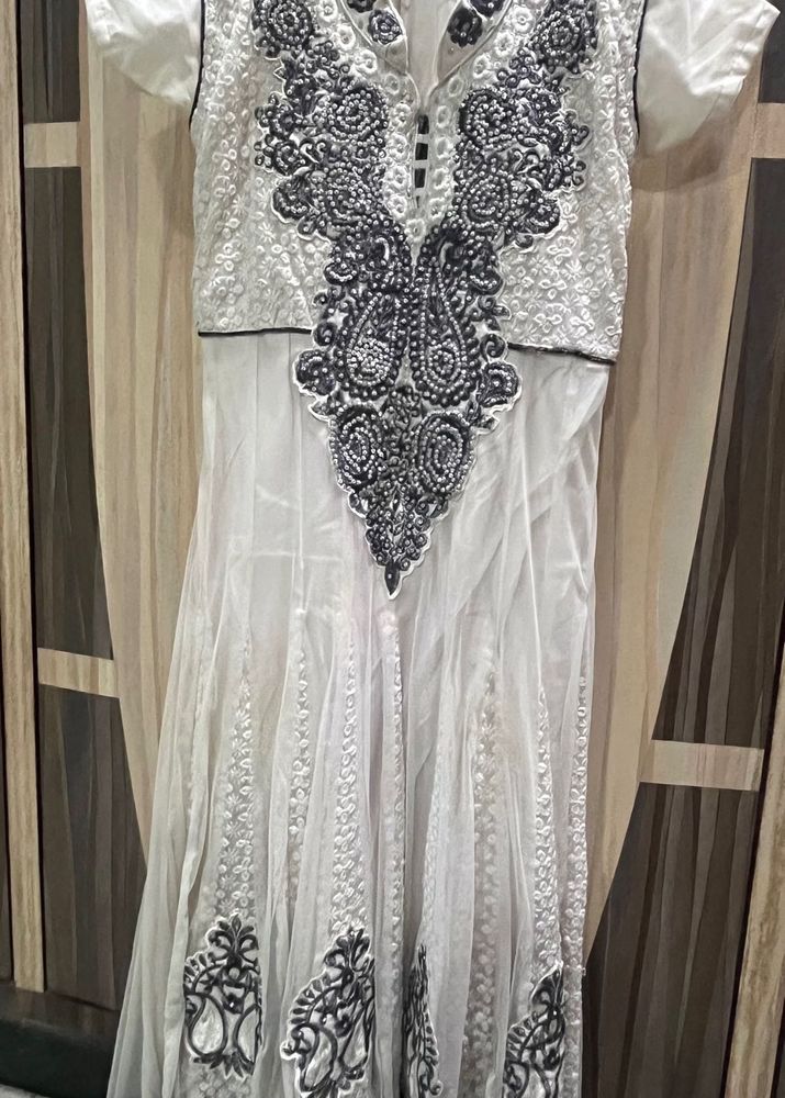 Elegant White Embroidered Kurta