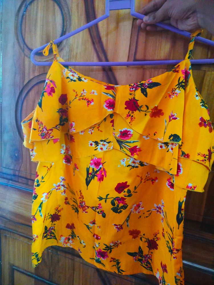 Beautiful Yellow Top 😻