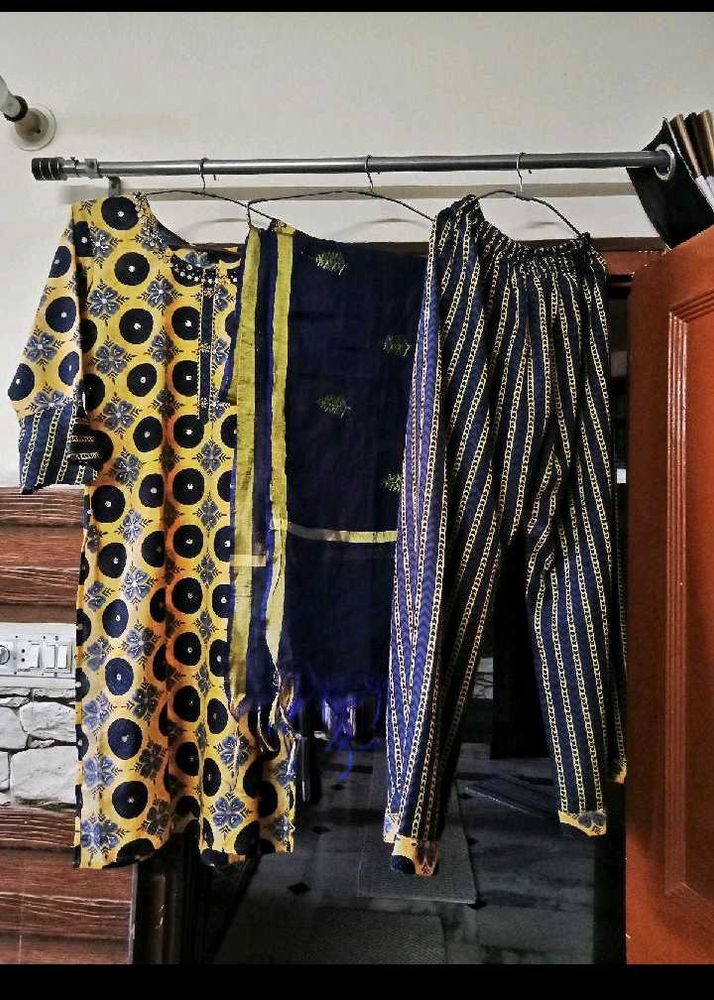Pakistani  Kurti Pant Duppatta Set