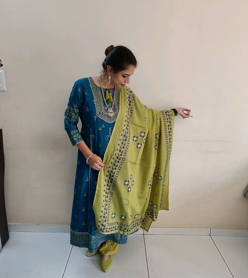Kurta Fabric: RayonFabric: RayonBottomwear Fabric: RayonSleeve Length: Three-Quarter SleevesPattern: PrintedSet Type: Kurta with Dupatta and BottomwearStitch Type: Stitched