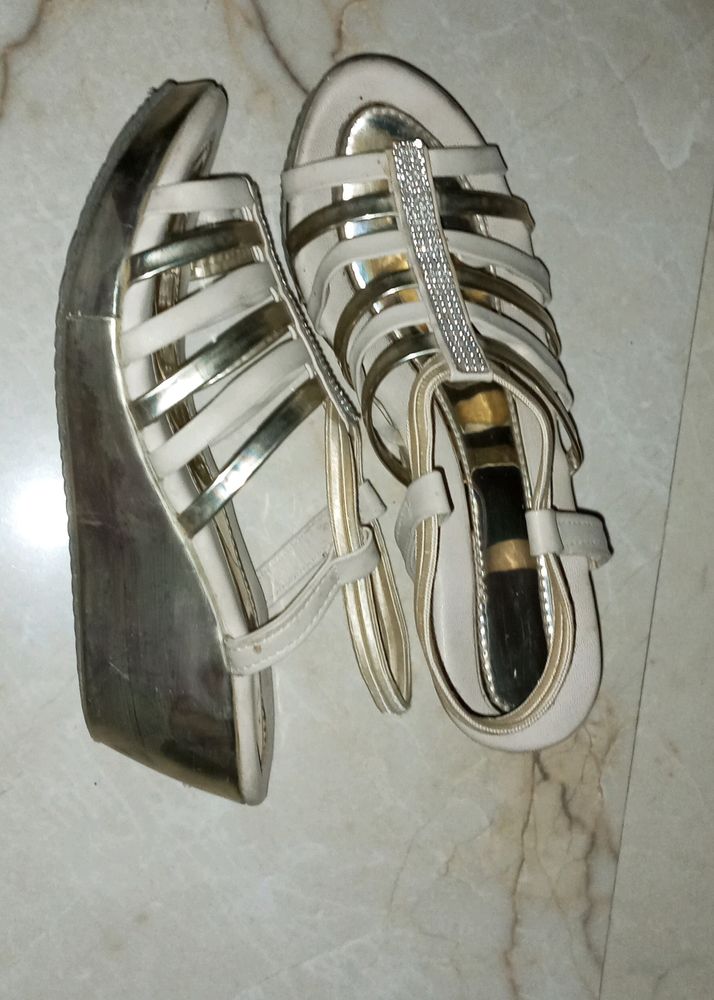 Childern&#39;s Golden Wedges