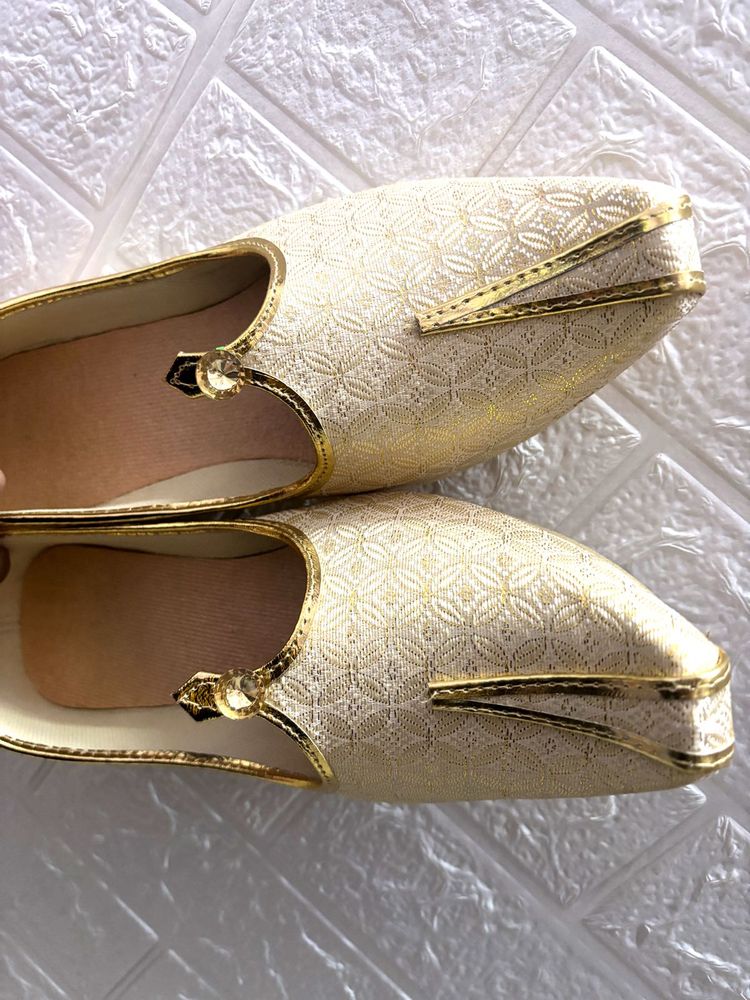 Elegant Gold Embroidered Juttis