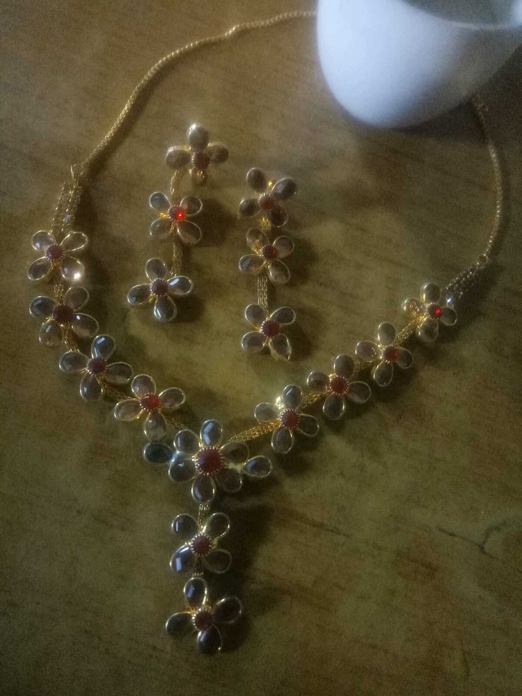 Beautiful Jewellery Set – Necklace + Earrings