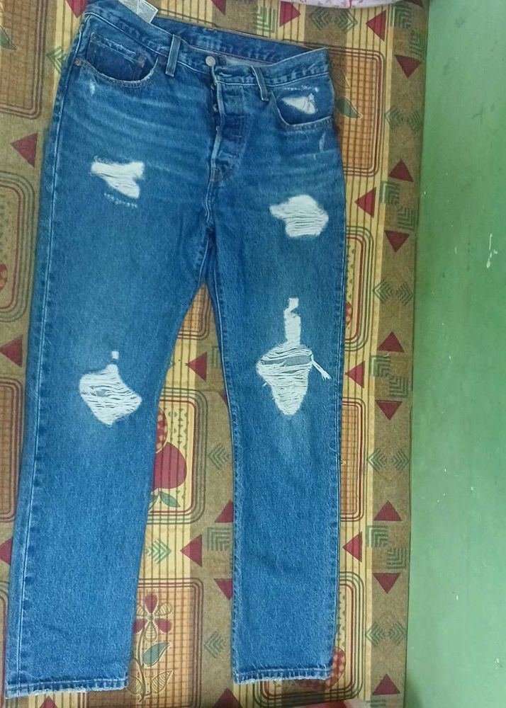 Distressed Levi&#39;s Jeans