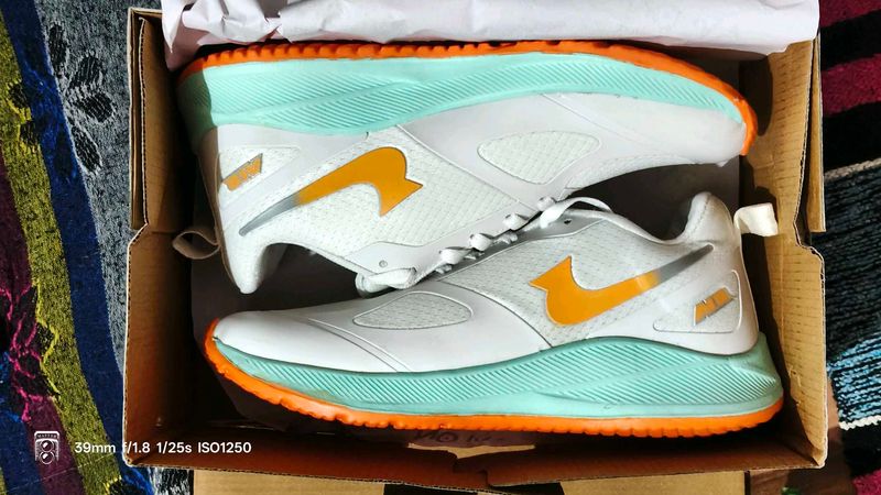 Avlon white multi colour running Sneakers