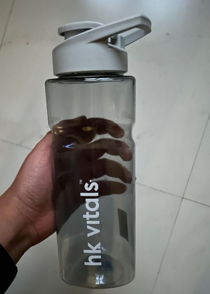 2 HK Vitals protein shakers 💪🏻