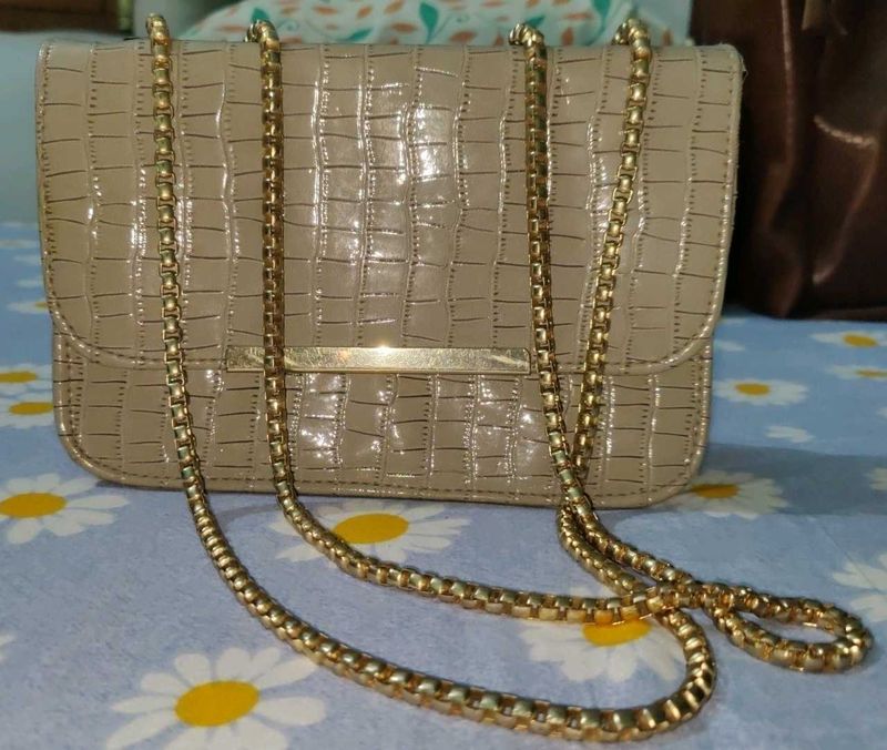 Chic Beige Croc-Embossed Chain Bag