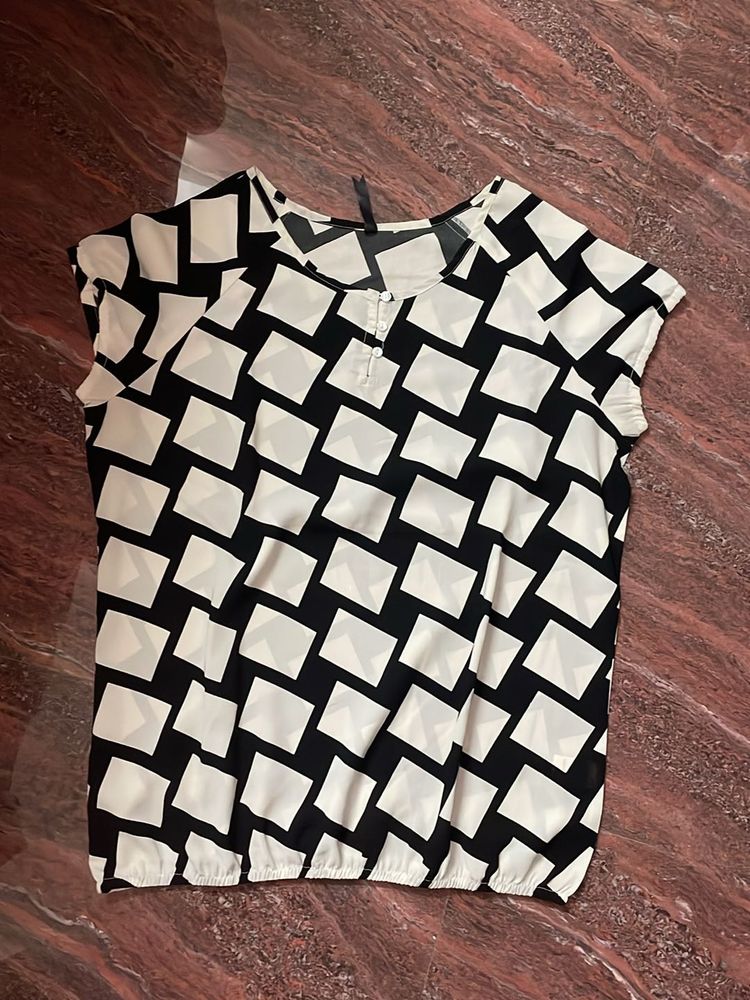 A beautiful White Black Checked Top