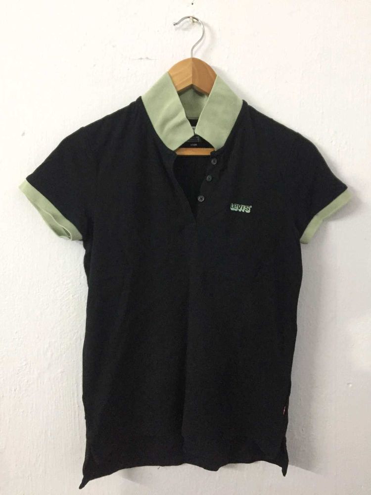 ORIGINAL LEVI'S POLO STYLE TSHIRT (S size)