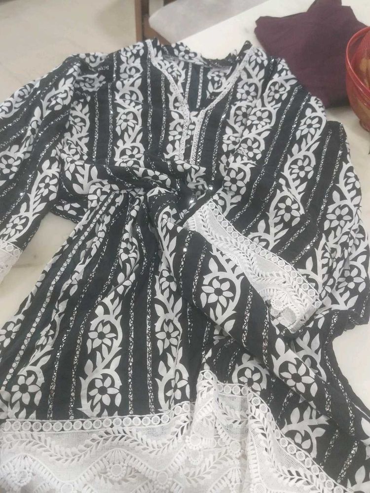 An elegant Oversized pakistani kurta