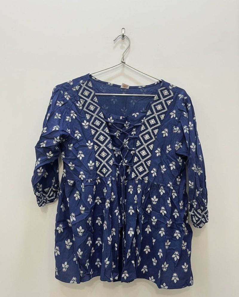 Women&#39;s Blue &amp; White Patterned short Kurti