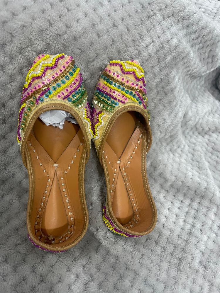 2 Girls Jutti(buy 1 500 buy 2@850)