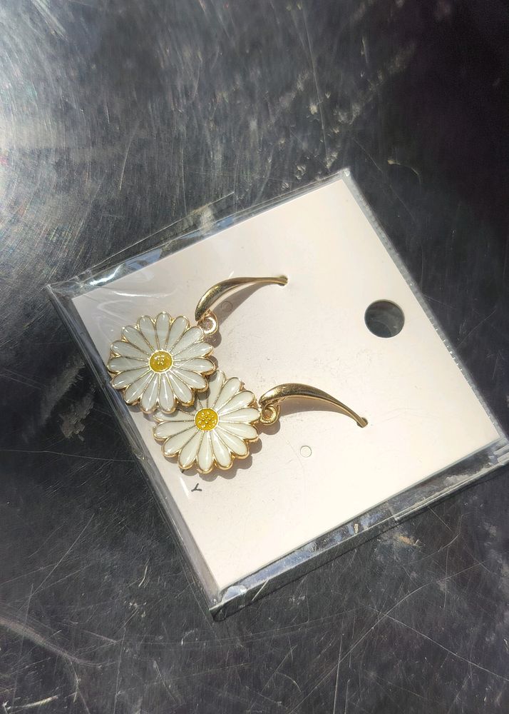 Daisy White Earrings