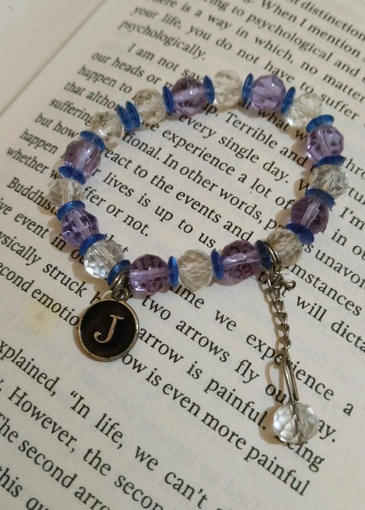beaded charm bracelet with alphabet pendant (J).