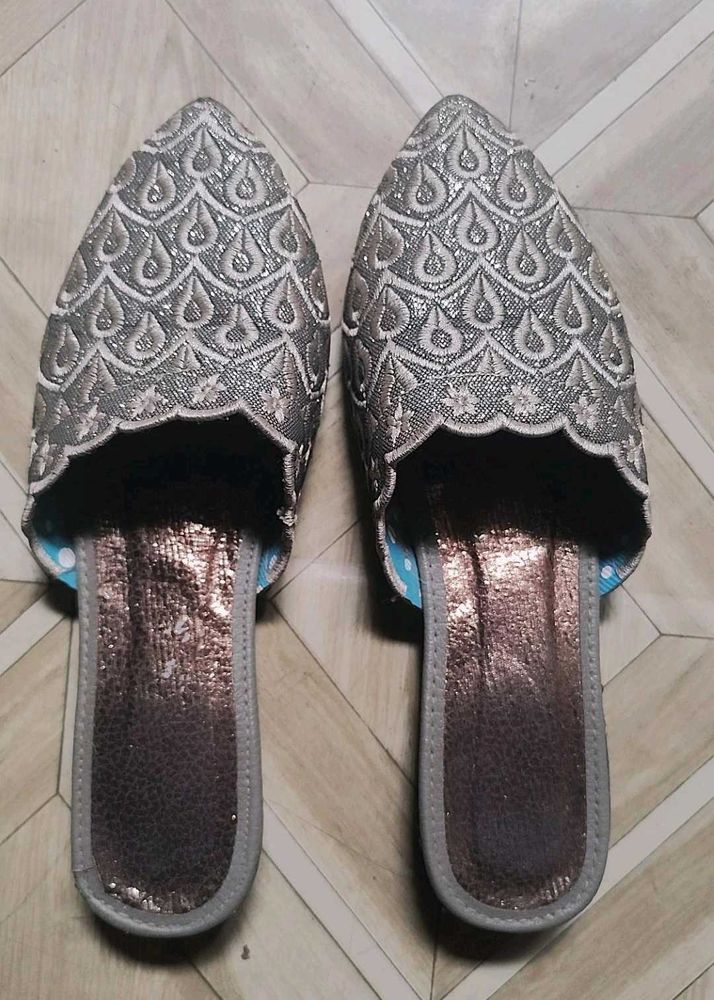 Women Desi flats 🧡