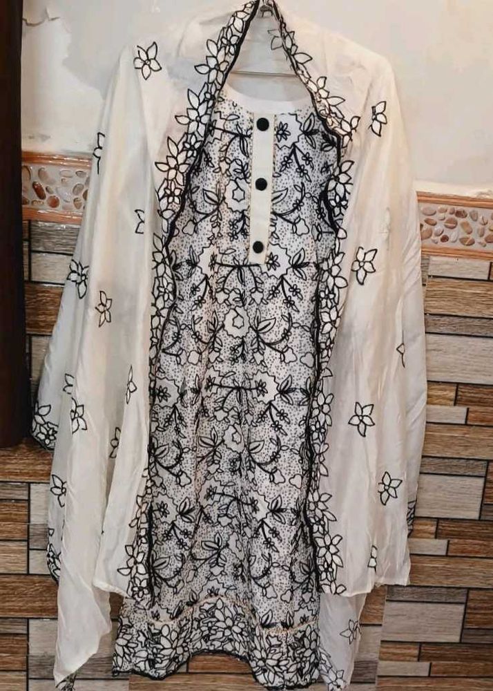 Elegant Embroided Kurta Set