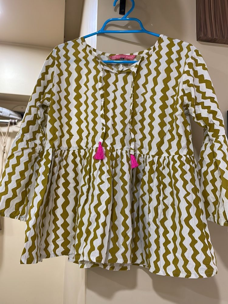 Pure Cotton Top With Cap Sleeves In XL size.