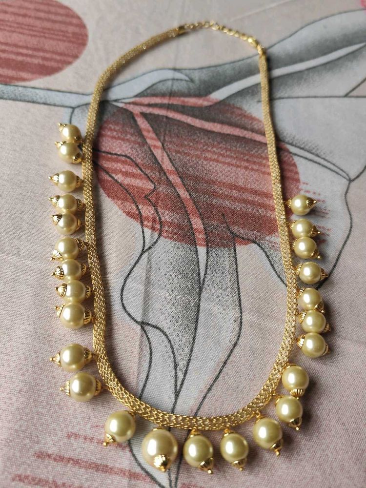 Attractive chain with beads