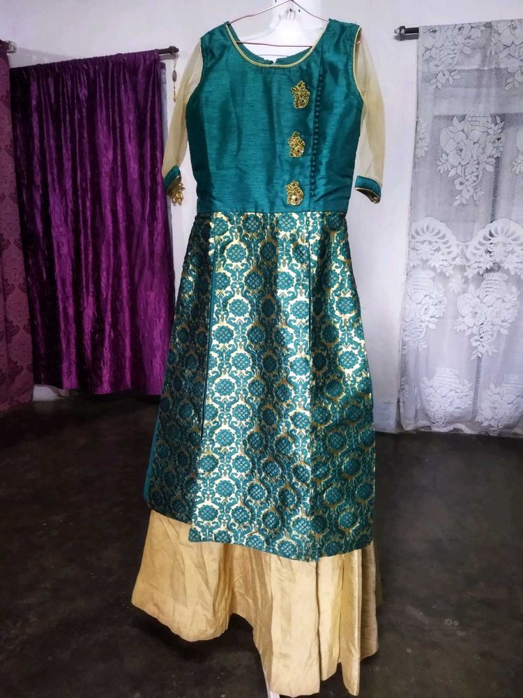 Elegant Green &amp; Gold Ethnic Gown