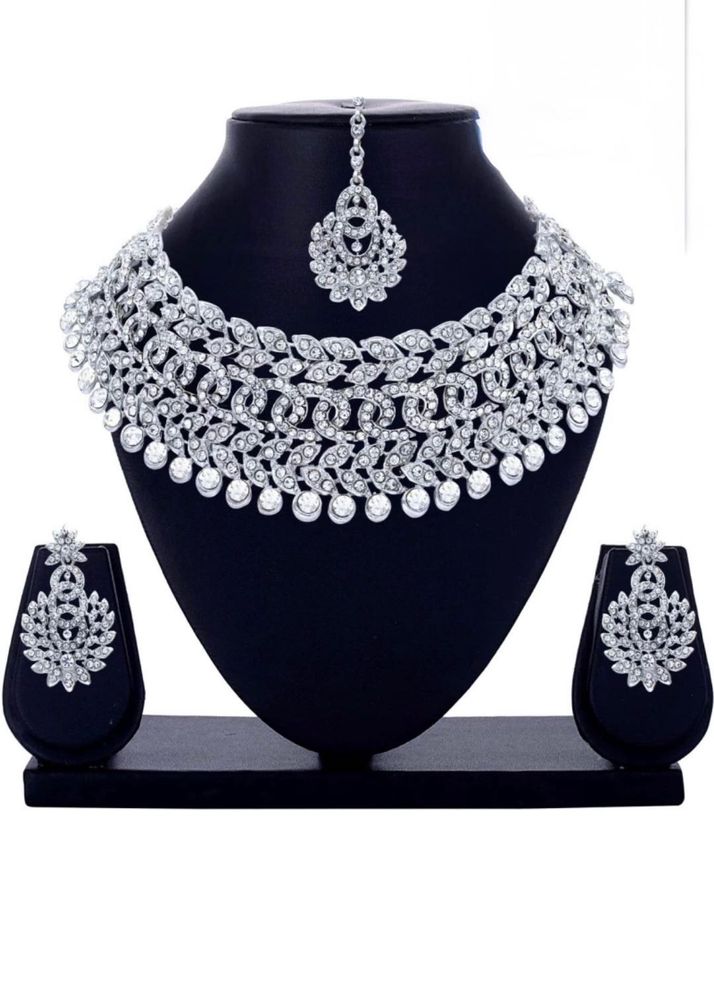 Elegant Silver Necklace Set