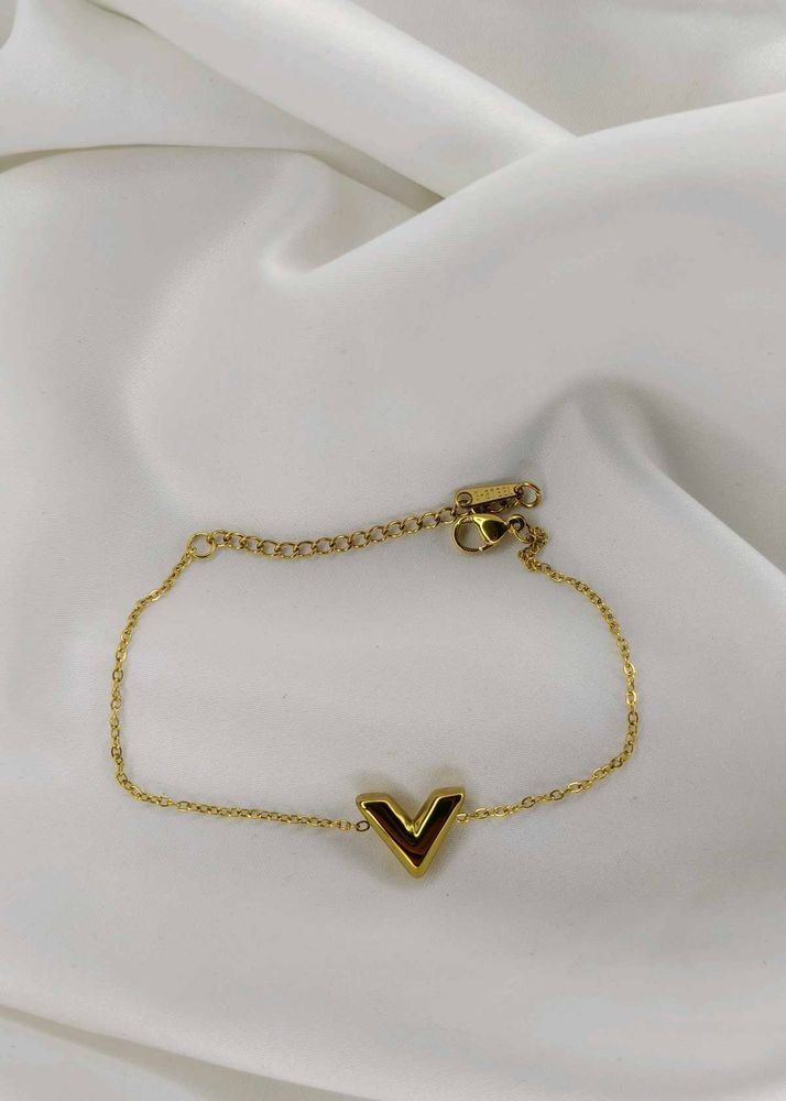 Gold &#39;V&#39; Bracelet