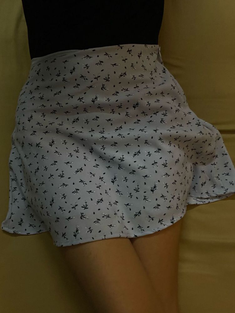Flowy floral mini skirt