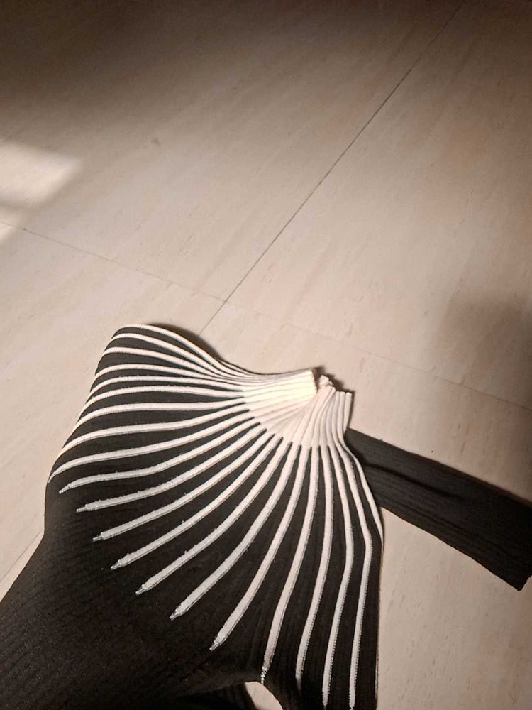 Stylish Black &amp; White Knit Top