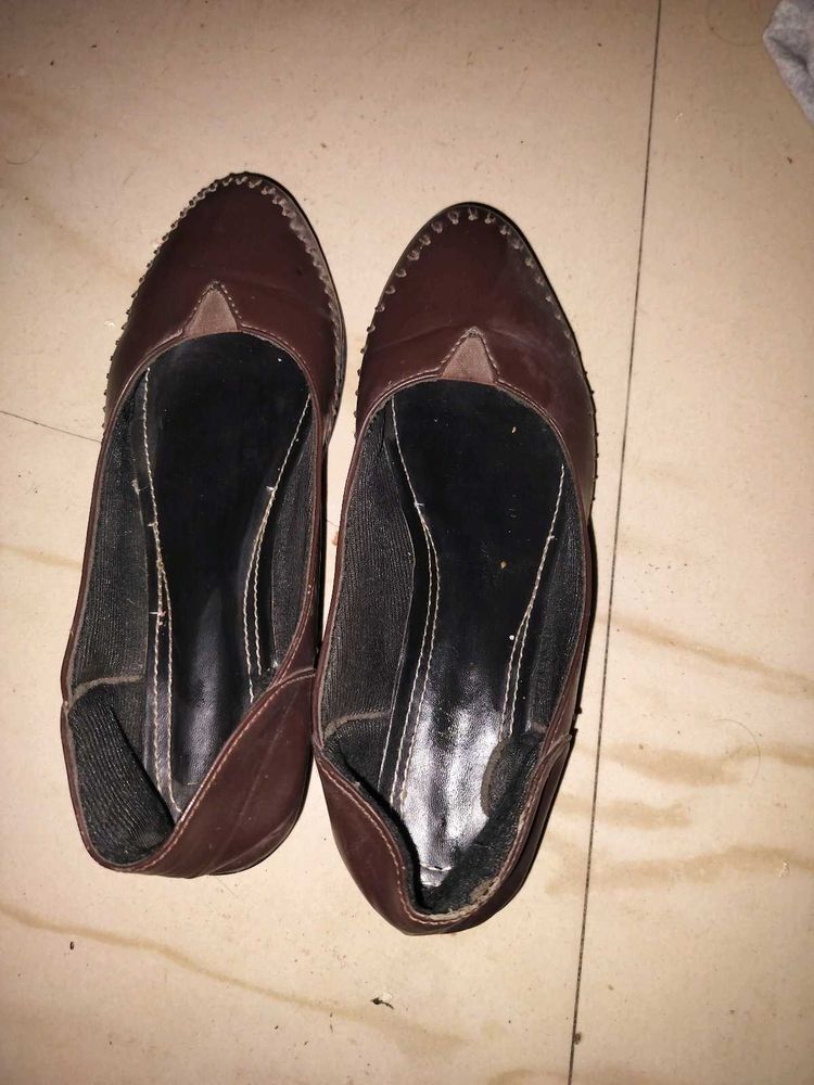 Women Dark Brown Bellies With Comfortable Wedges