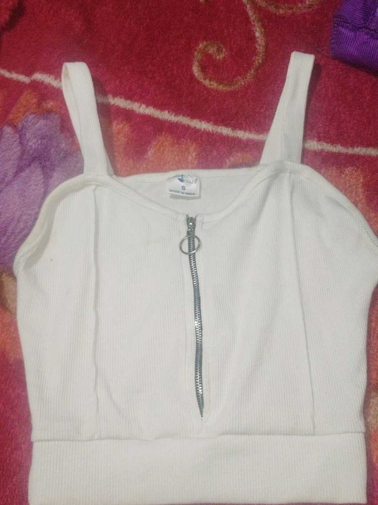 A Beautiful Korean Sleeveless 🐻‍❄️🤍White Crop To