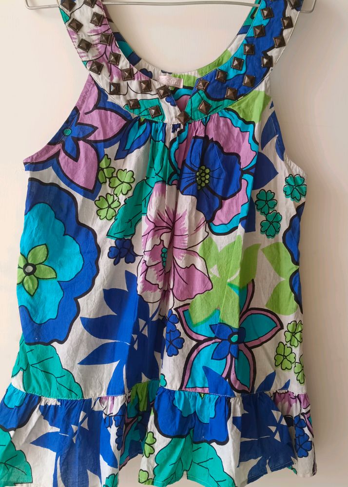 🌺 Floral 🌺 Top With Beautiful Neckline