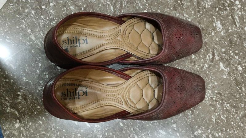 Maroon Jutti Flats